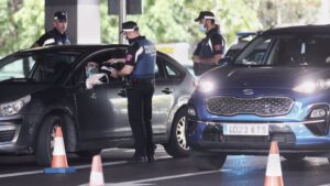 Agentes de la Policía Municipal de Madrid realizan controles de movilidad en el distrito de Puente de Vallecas