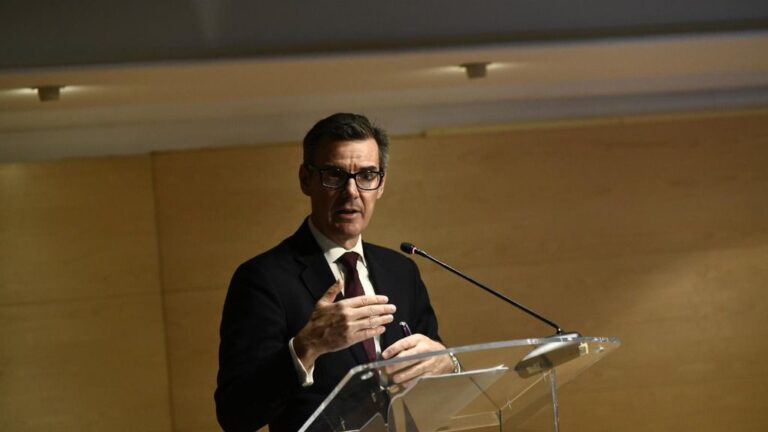 El secretario general del Tesoro, Carlos San Basilio, durante su intervención en la rueda de prensa sobre el papel del MEDE y el futuro de la Unión Económica y Monetaria