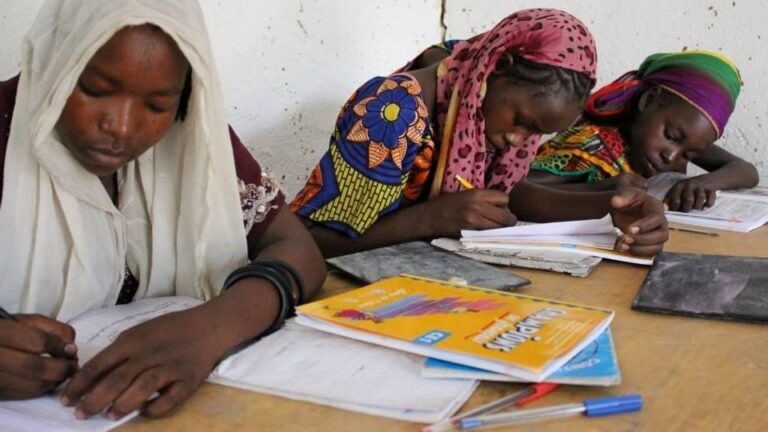Niñas estudiando en Chad