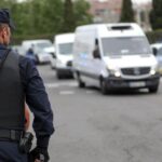 Un agente de la Policía Nacional en un control policial en Madrid