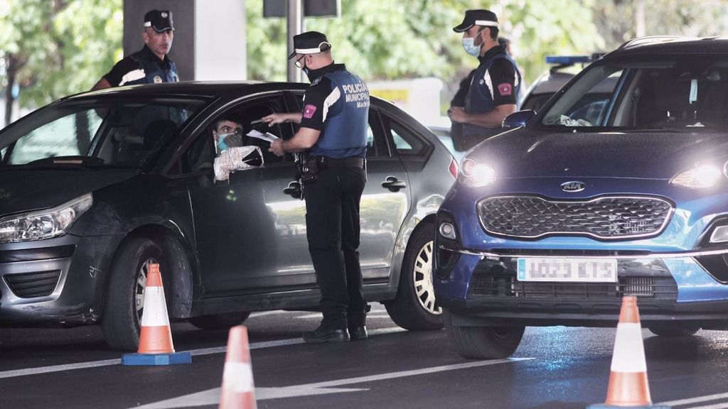 Agentes de la Policía Municipal de Madrid realizan controles de movilidad en el distrito de Puente de Vallecas
