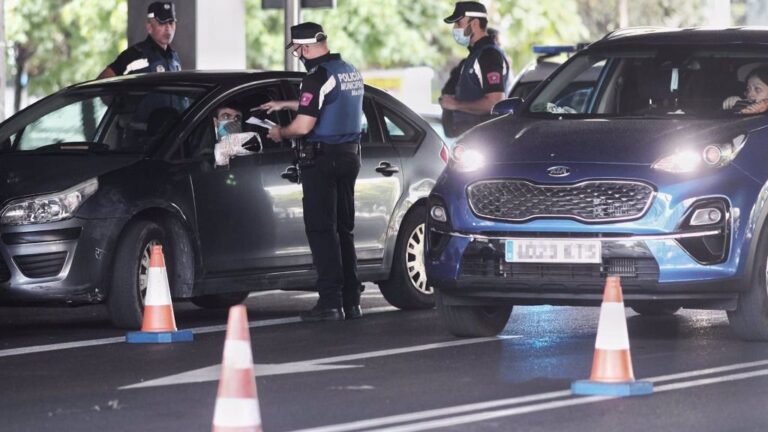 Agentes de la Policía Municipal de Madrid realizan controles de movilidad en el distrito de Puente de Vallecas