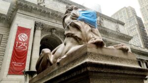 León de la Biblioteca de Nueva York con mascarilla por el coronavirus