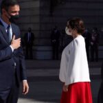 El presidente del Gobierno, Pedro Sánchez, saluda a la presidenta de la Comunidad de Madrid, Isabel Díaz Ayuso y al alcalde de la capital, José Luis Martínez-Almeida, su llegada al Palacio Real