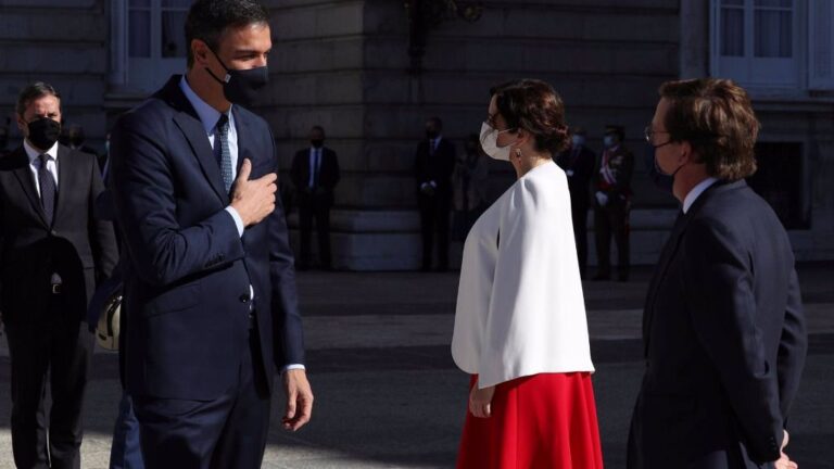 El presidente del Gobierno, Pedro Sánchez, saluda a la presidenta de la Comunidad de Madrid, Isabel Díaz Ayuso y al alcalde de la capital, José Luis Martínez-Almeida, su llegada al Palacio Real