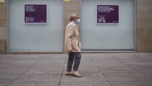 Una mujer paseas enfrente de una clínica. En Pamplona, Navarra (España), a 25 de mayo de 2020.