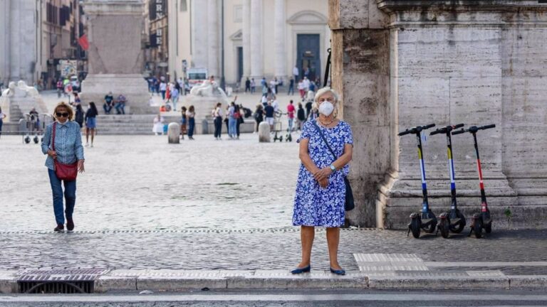 Una mujer con mascarilla en Roma italia coronavirus