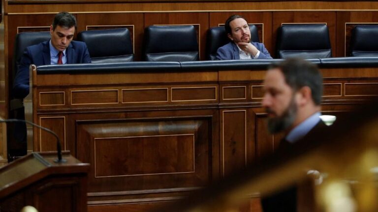 El presidente del Gobierno, Pedro Sánchez y el vicepresidente segundo, Pablo Iglesias, tras el líder de Vox, Santiago Abascal, en el Congreso