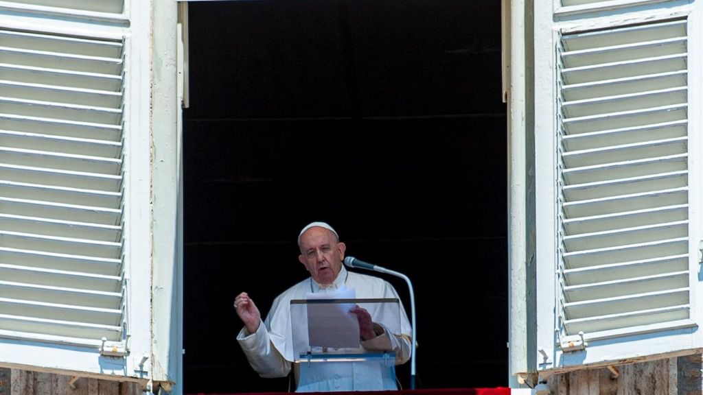 El Papa asomado a la Plaza de San Pedro