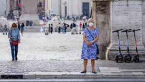 Una mujer con mascarilla en Roma italia coronavirus
