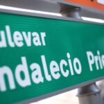 Señal que indica la dirección al Bulevar Indalecio Prieto, en Madrid