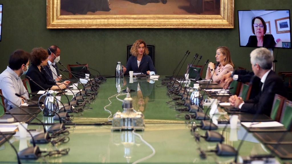 La presidenta del Congreso de los Diputados, Meritxell Batet (c), preside una reunión de la Mesa del Congreso