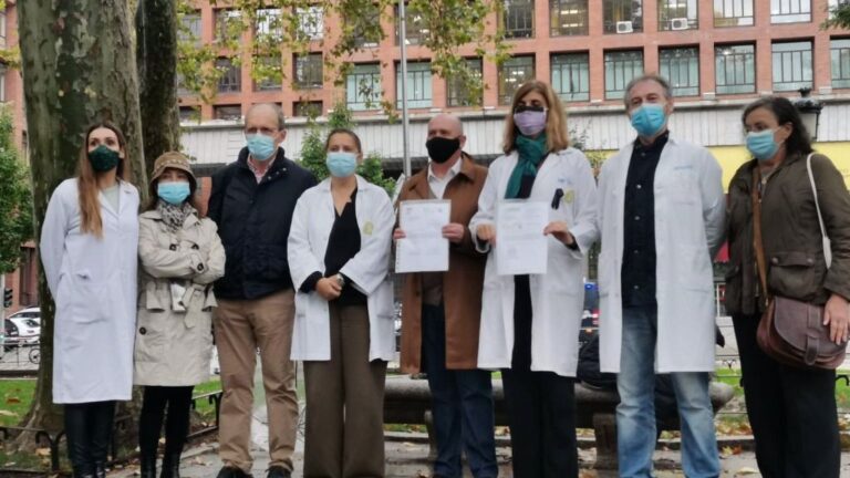 Los sindicatos de médicos entregan una carta a Sanidad para evitar la huelga del próximo 27 de octubre