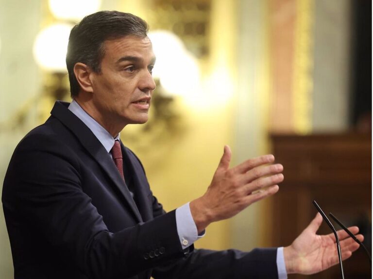 El presidente del Gobierno, Pedro Sánchez, en la tribuna del Congreso de los Diputados durante el pleno en el que se debate la moción de censura planteada por Vox.