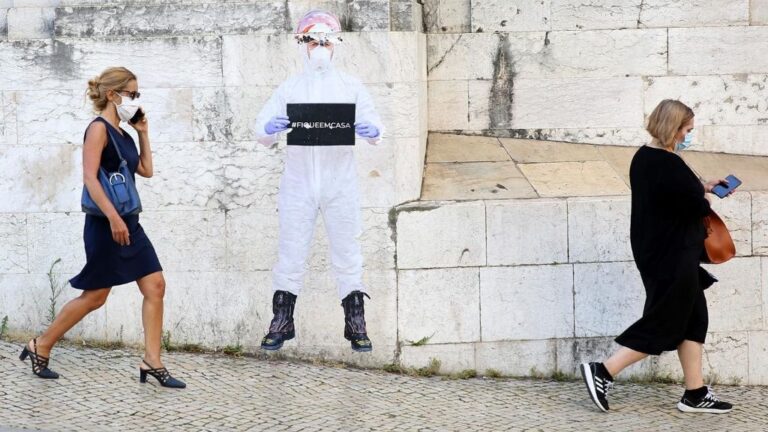 Dos mujeres con mascarilla pasean en Lisboa portugal coronavirus