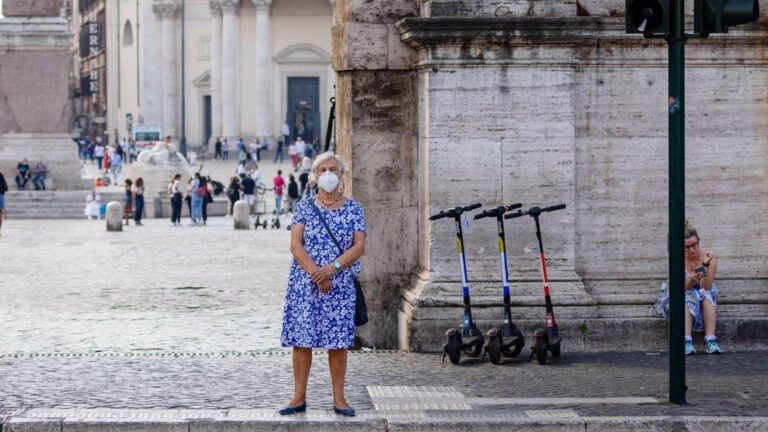 Una mujer con mascarilla en Roma italia coronavirus