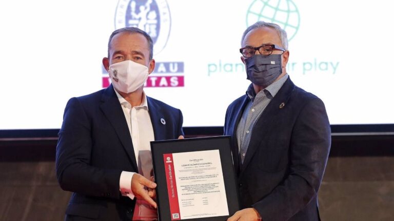 El presidente del COE, Alejandro Blanco, recibe la certificación como primer organismo deportivo del mundo alineado con los criterios de los ODS
