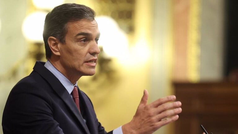 El presidente del Gobierno, Pedro Sánchez, en la tribuna del Congreso de los Diputados durante el pleno en el que se debate la moción de censura planteada por Vox.