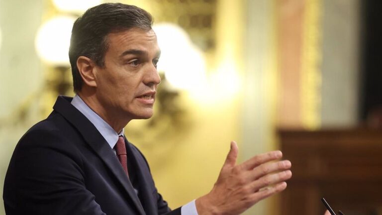 El presidente del Gobierno, Pedro Sánchez, en la tribuna del Congreso de los Diputados durante el pleno en el que se debate la moción de censura planteada por Vox.