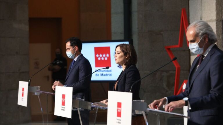 El vicepresidente, consejero de Deportes, Transparencia y portavoz regional, Ignacio Aguado, la presidenta de la Comunidad de Madrid, Isabel Díaz Ayuso, y el consejero de Sanidad, Enrique Ruiz Escudero