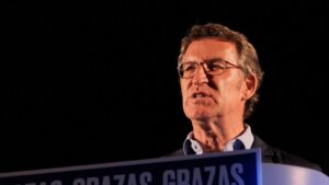 El presidente de la Xunta y candidato a la reelección por el PP, Alberto Núñez Feijóo, valora los buenos resultados obtenidos por su formación en las elecciones gallegas durante la noche electoral del 12J en Santiago de Compostela, A Coruña, Galicia