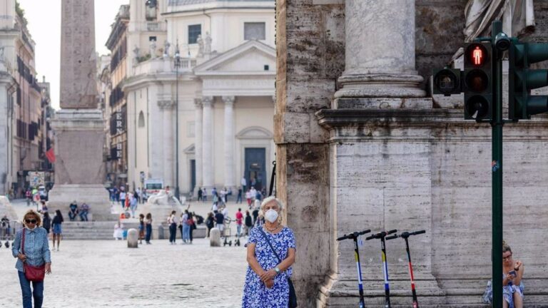 Una mujer con mascarilla en Roma italia coronavirus