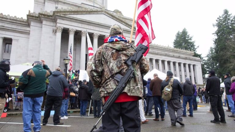 Simpatizante de las milicias estaounidenses durante un mítin en Olympia (Washington)