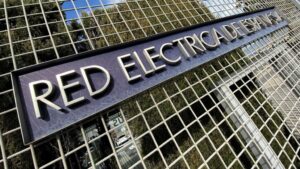 Letrero del Grupo Red Eléctrica de España en su sede de Alcobendas