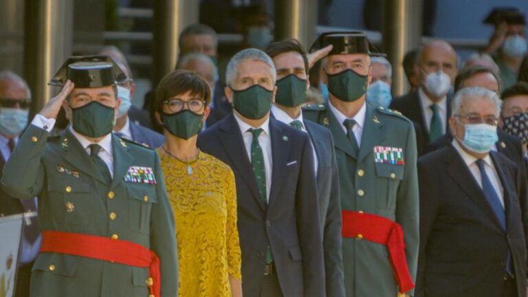 El ministro del Interior, Fernando Grande-Marlaska, en el centro, con la directora de la Guardia Civil, María Gámez, en la toma de posesión de la nueva cúpula de mando del Instituto Armado