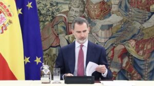 El Rey Felipe VI durante una reunión con el presidente del Gobierno, Pedro Sánchez, y el Comité de gestión técnica del coronavirus en el Palacio de la Zarzuela, en Madrid