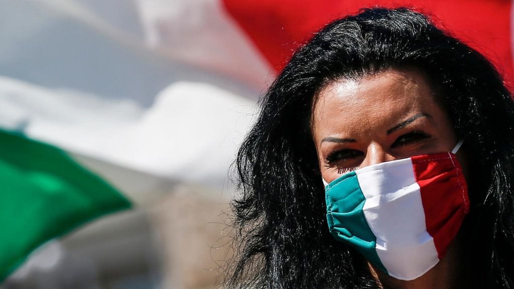 Una mujer con una mascarilla con la bandera de Italia