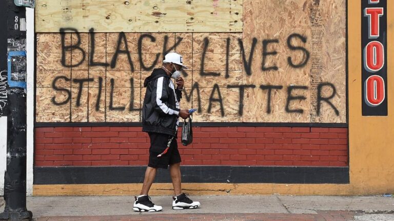 Imagen de un grafiti con la frase 'Las vidas de los negros todavía importan' en EEUU.