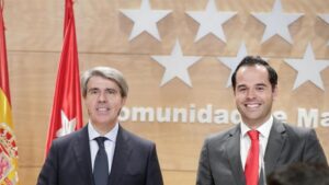El vicepresidente de la Comunidad de Madrid, Ignacio Aguado, y el consejero de Transportes, Ángel Garrido.
