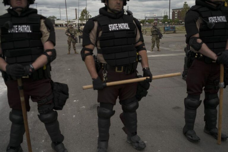 Imagen de varios policías en las protestas originadas en Mineápolis