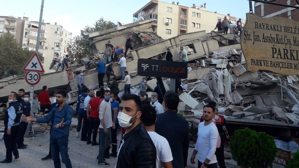 Edificio destruido por un terremoto en Esmirna, Turquía