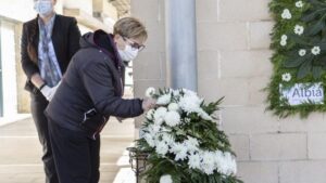 Una mujer coge una flora blanca en uno de los centros