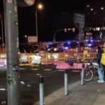 Policía Nacional en plaza de España tras cortar los manifestantes la zona con vallas