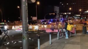Policía Nacional en plaza de España tras cortar los manifestantes la zona con vallas