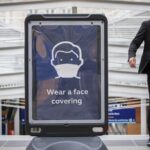 Cartel que promueve el uso de mascarilla en una estación de Edbimburgo coronavirus