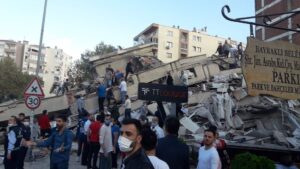 Edificio destruido por un terremoto en Esmirna, Turquía