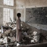 Menor en las ruinas de una escuela bombardeada en Yemen.