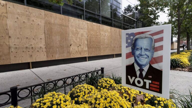 Un escaparate protegido con paneles de madera en Washington de cara a las elecciones