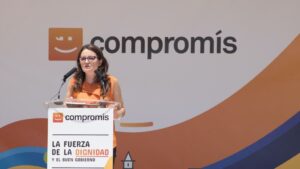 Mónica Oltra en la tribuna de Compromís.