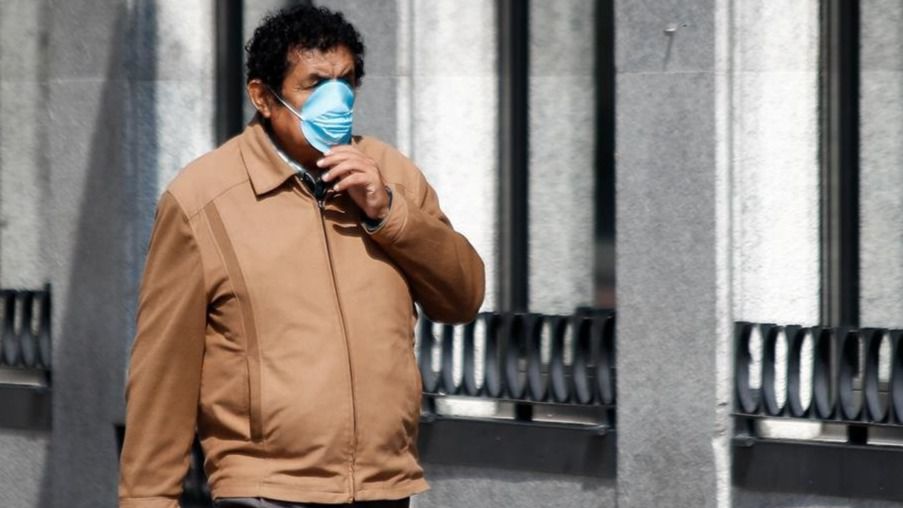 Un hombre con mascarilla pasea por una calle de Madrid durante la crisis del coronavirus a 15 de marzo de 2020.