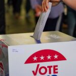Un votante deposita su papeleta en el voto anticipado en Nueva York
