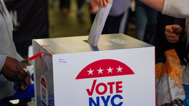 Un votante deposita su papeleta en el voto anticipado en Nueva York