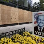 Un escaparate protegido con paneles de madera en Washington de cara a las elecciones