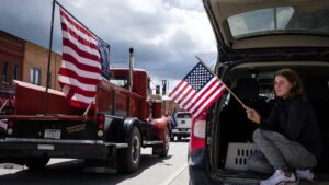 Una mujer sostiene una bandera de EEUU