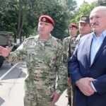 El presidente de Bielorrusia, Alexander Lukashenko, junto a varios militares