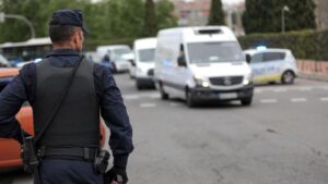 Un agente de la Policía Nacional en un control policial en Madrid